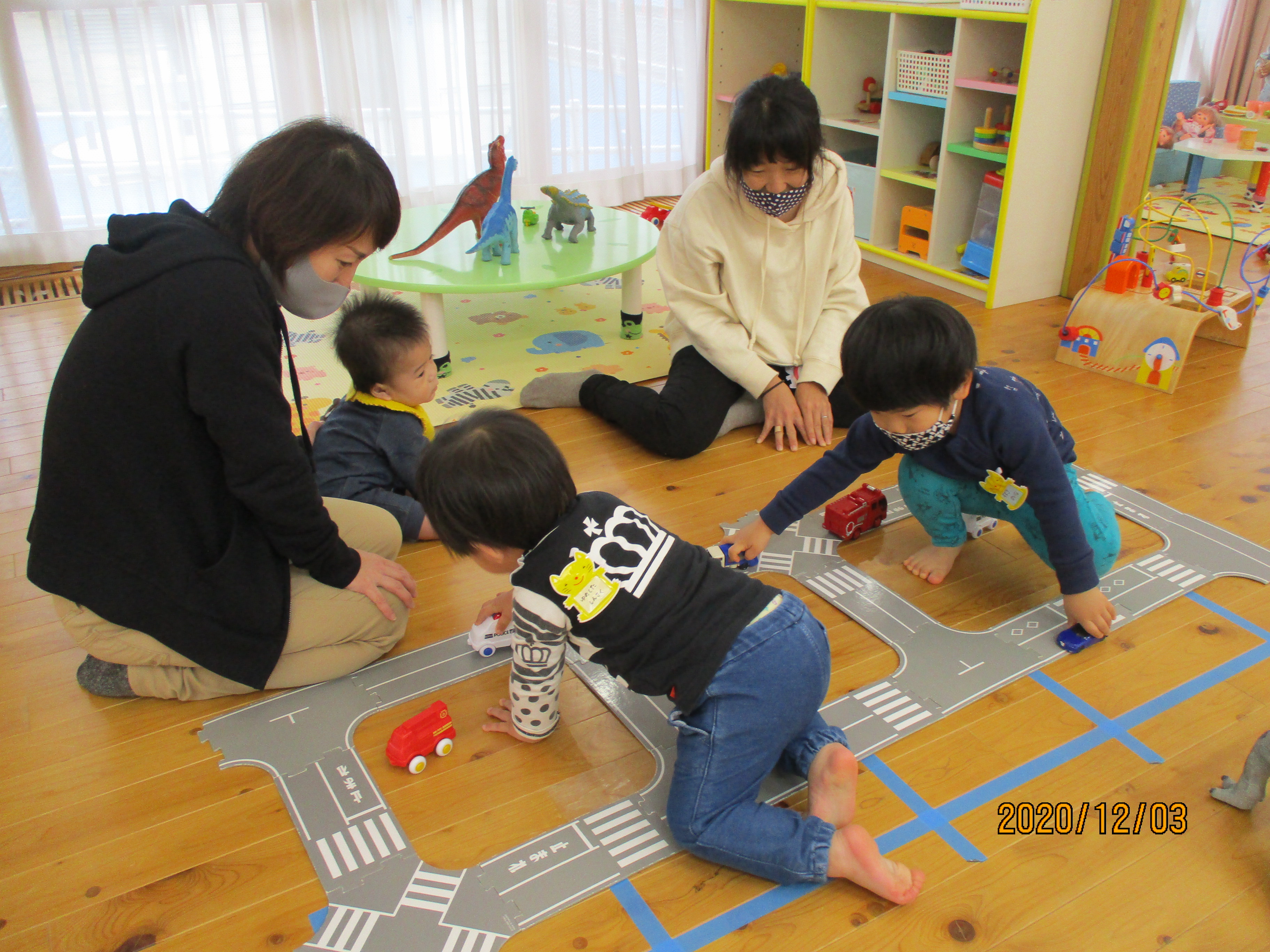 子育て支援センターでお子さんが遊んでいる様子