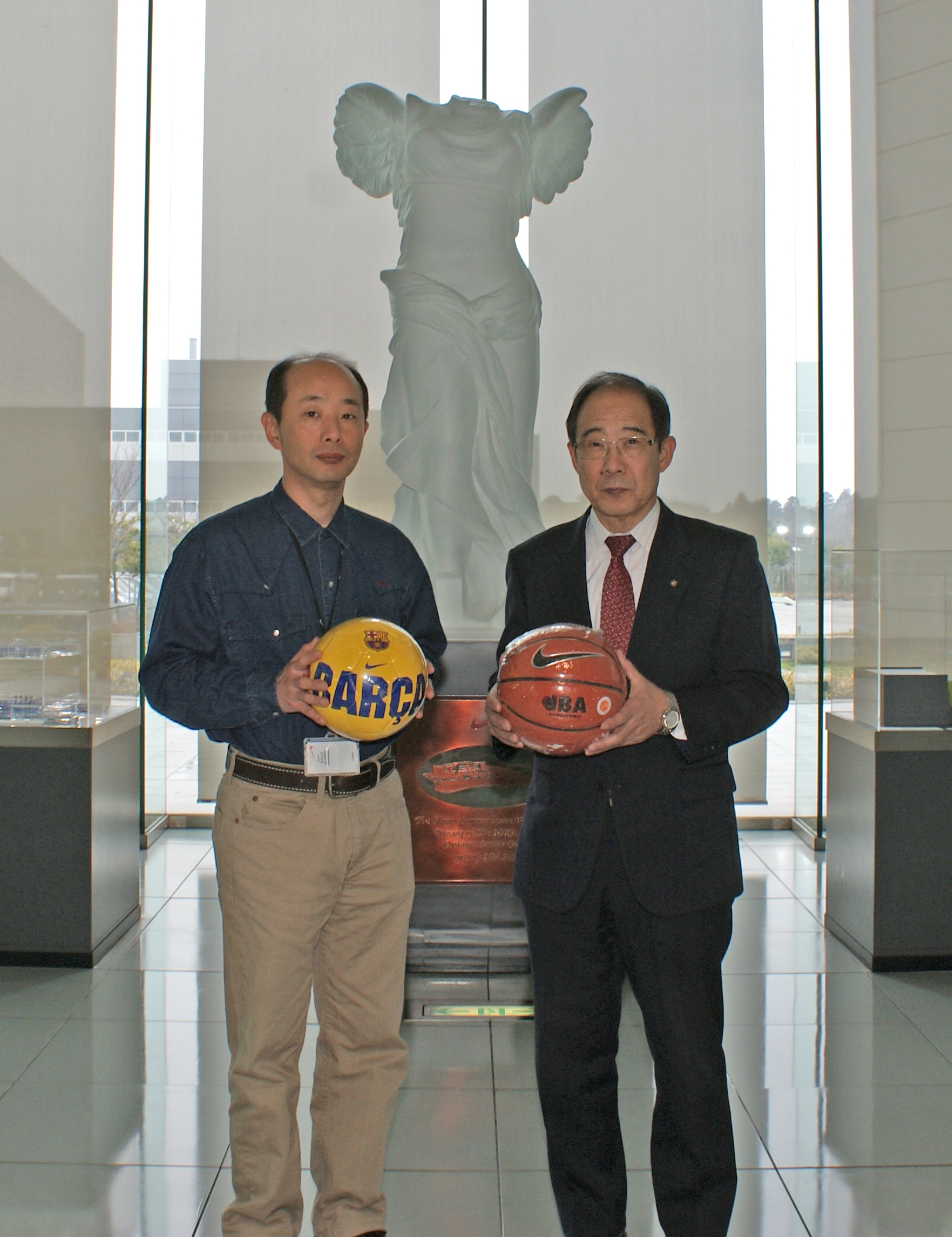 従業員有志の代表・松村さん（左）と山中教育長（右）