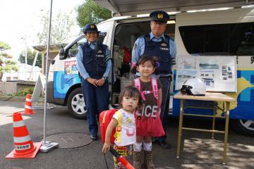 移動交番車と警察官