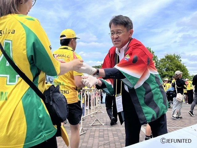 すいかを手渡す五十嵐市長