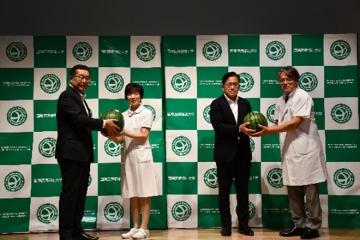 国際医療福祉大学成田病院へ富里スイカを贈呈