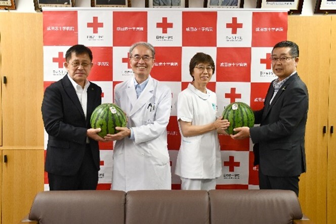成田赤十字病院へ富里スイカ贈呈