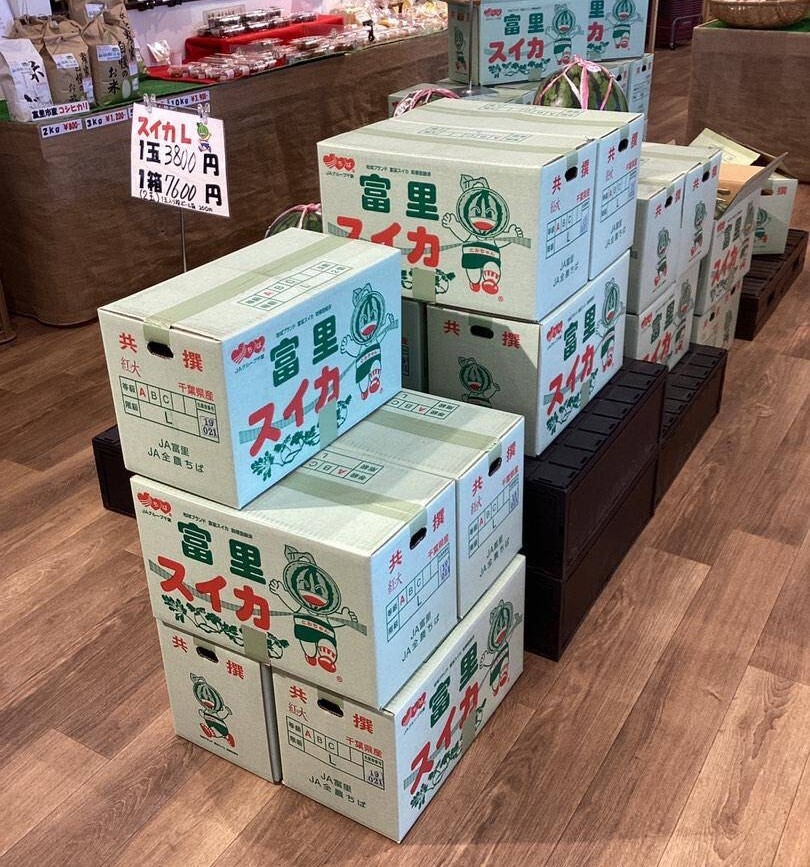 物販内で販売している富里スイカ