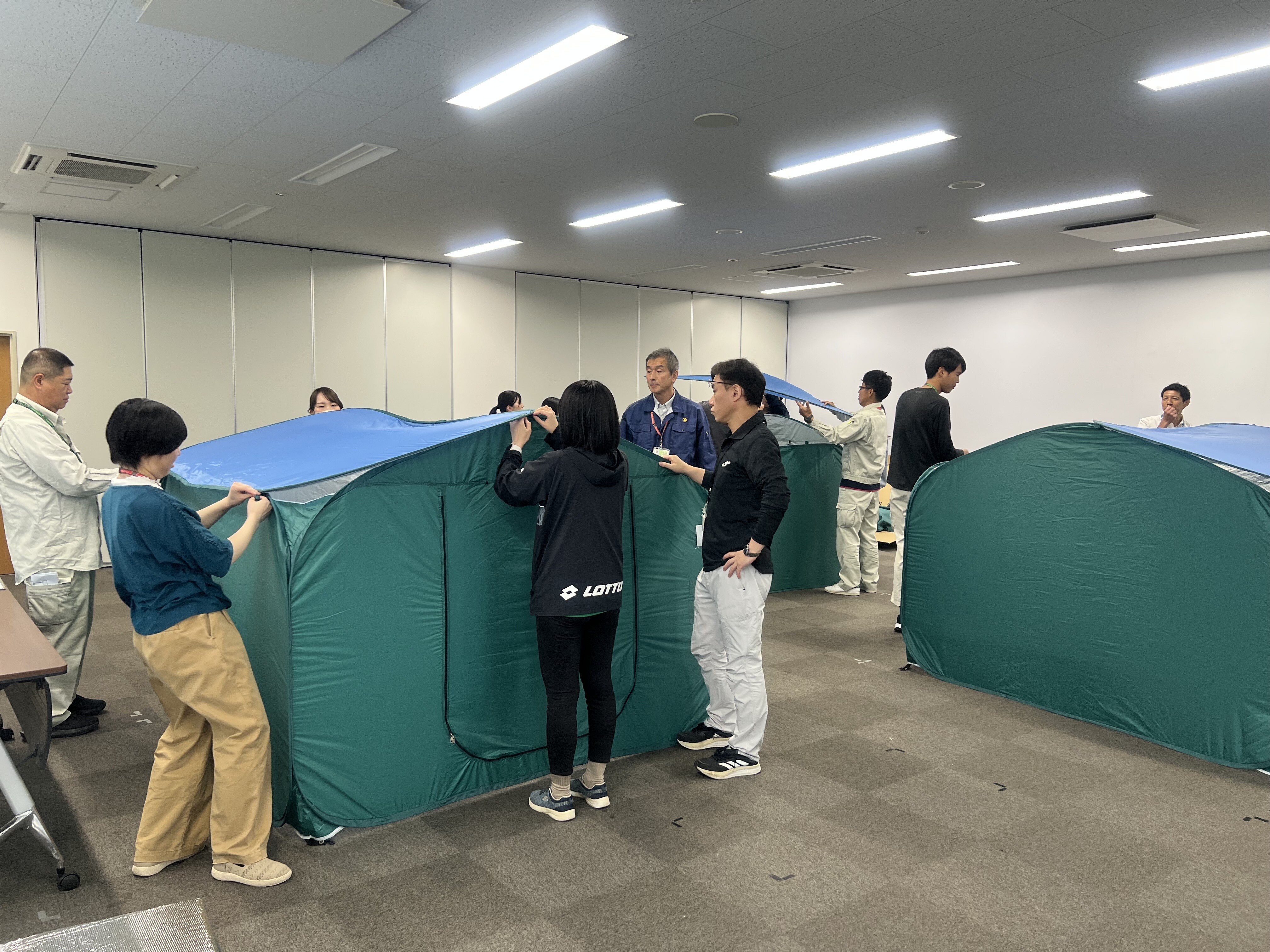 屋内テント設営の写真