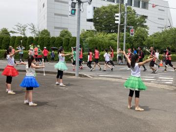 「サリュートバトントワリング」さんのかわいい踊りでランナーを応援！！