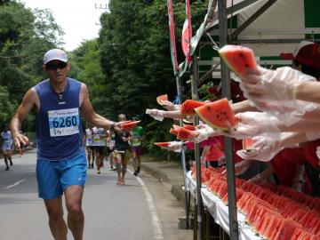 給スイカ所でランナーにスイカを手渡そうとするボランティアさん2