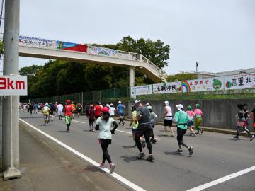 コース上で小中学生からの応援メッセージ横断幕2