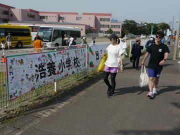 ランナーをお出迎え・応援する浩養小横断幕