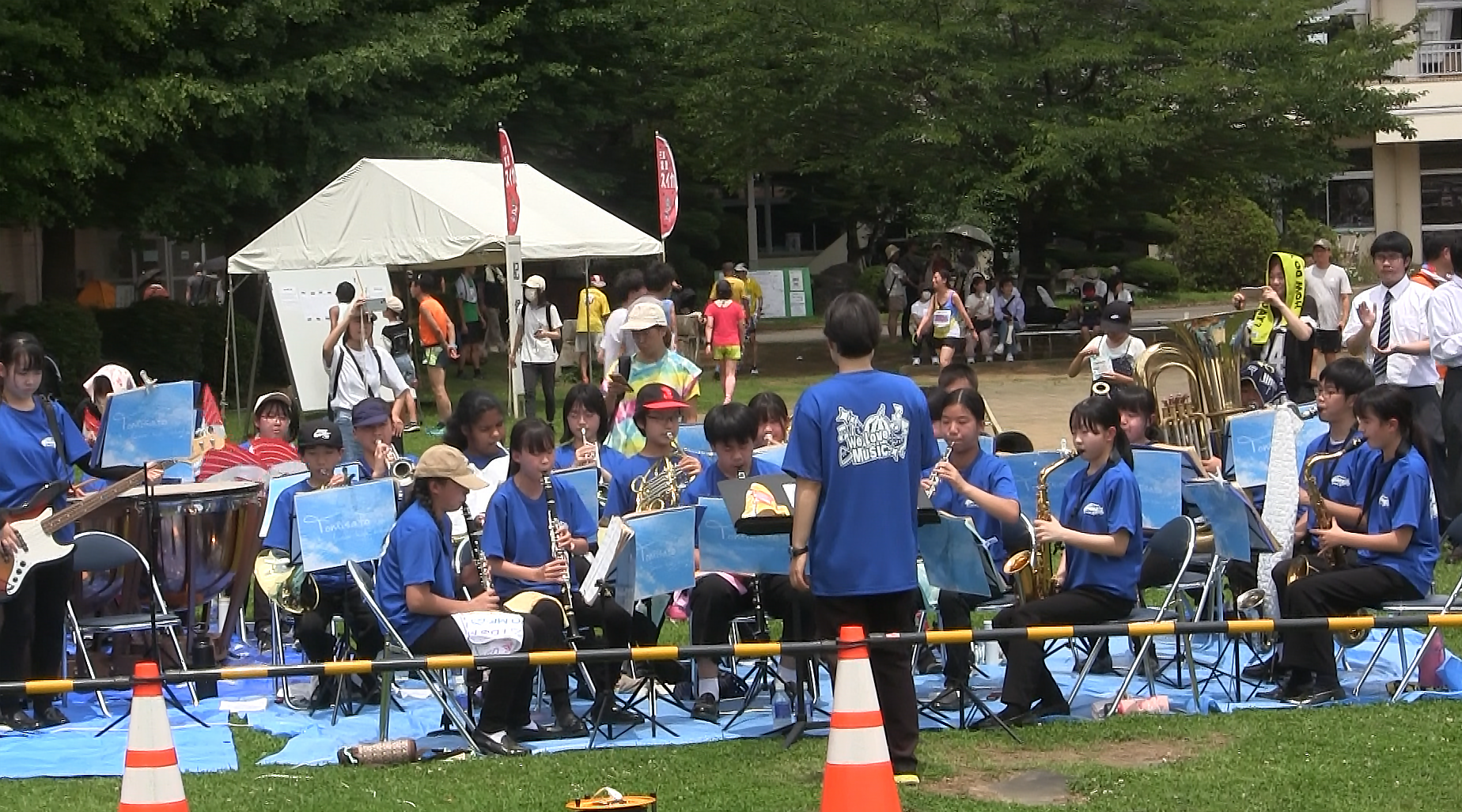 富里中学校吹奏楽部がゴール前で演奏2