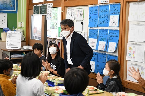 児童にあいさつする五十嵐博文市長