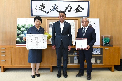 左から草野孝江理事長、五十嵐博文市長、岡本伸正副理事長