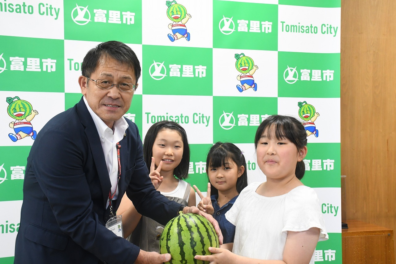 贈呈の様子2