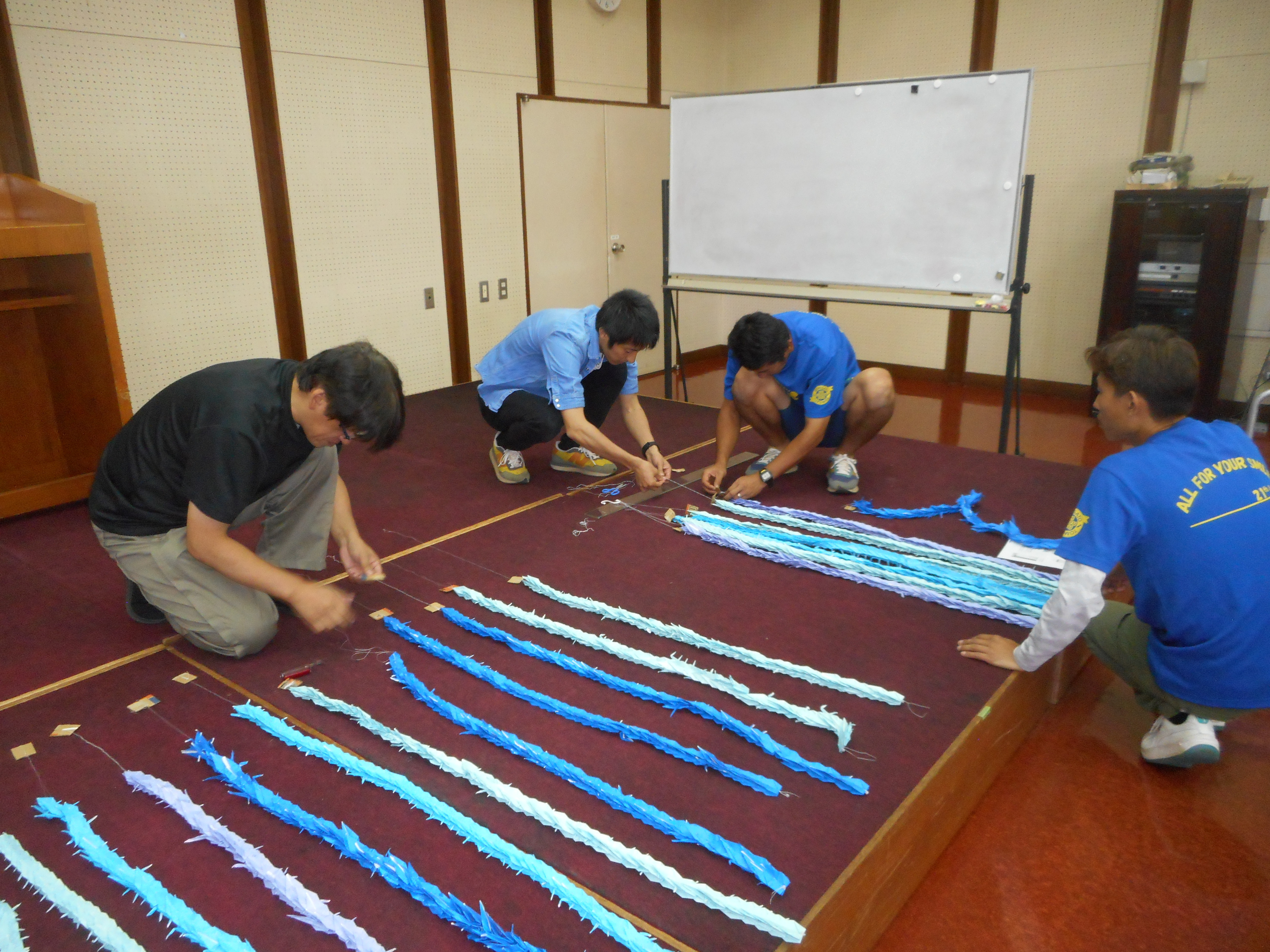 つないだ鶴の長さを揃える作業の様子