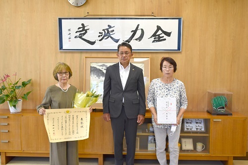 左から池田信江代表、五十嵐市長、清水敬子副代表