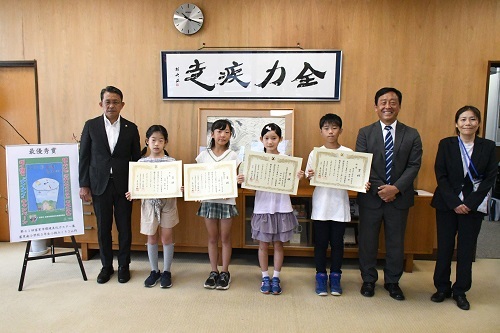 左から五十嵐博文市長、石川祐莉さん、小林みくりさん、西山心絆さん、石川倖大さん、 富里市環境美化推進協議会：長谷川会長、審査員：富里南中学校教頭関口先生