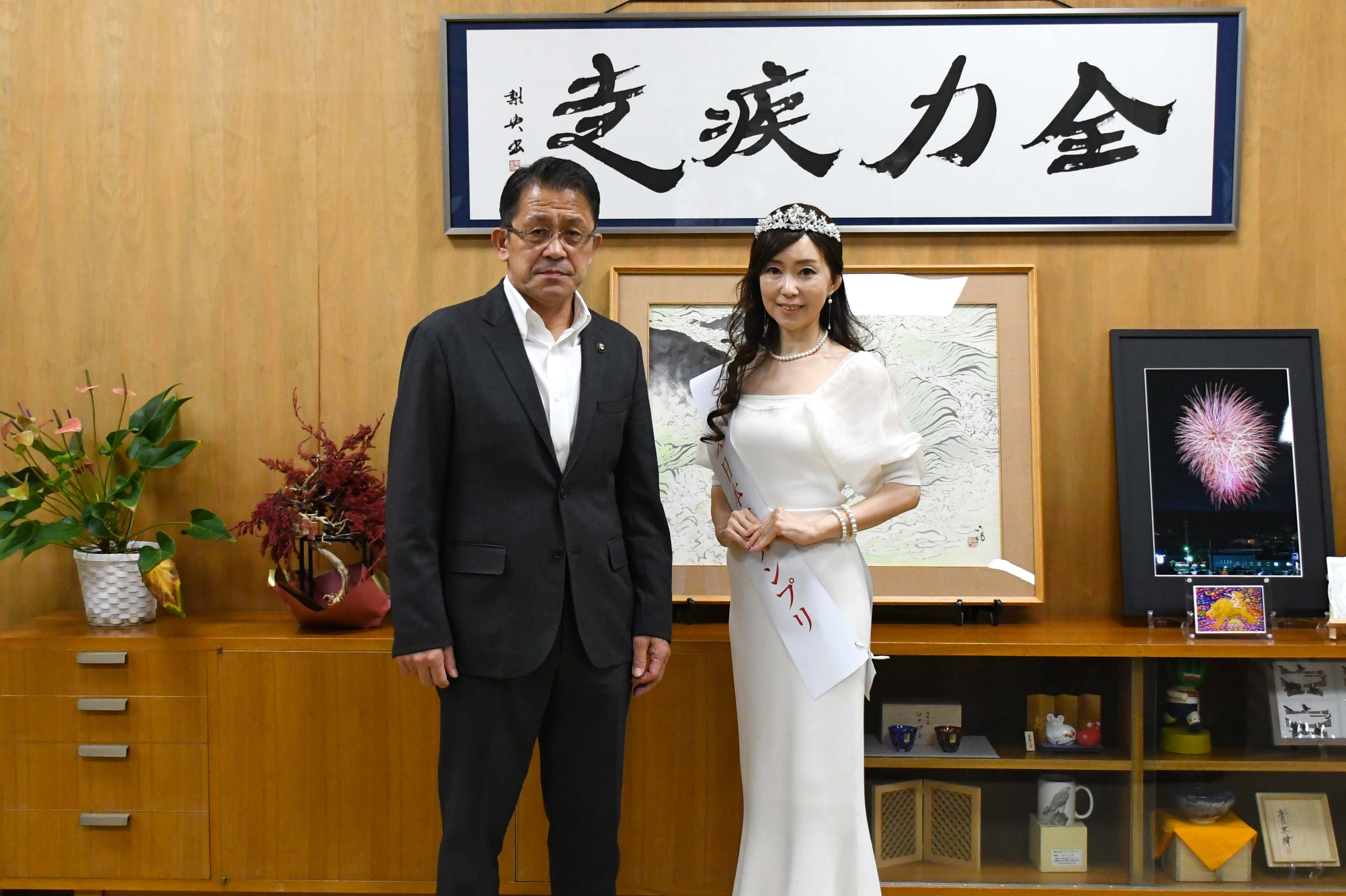 五十嵐市長と髙橋柳子さんの写真