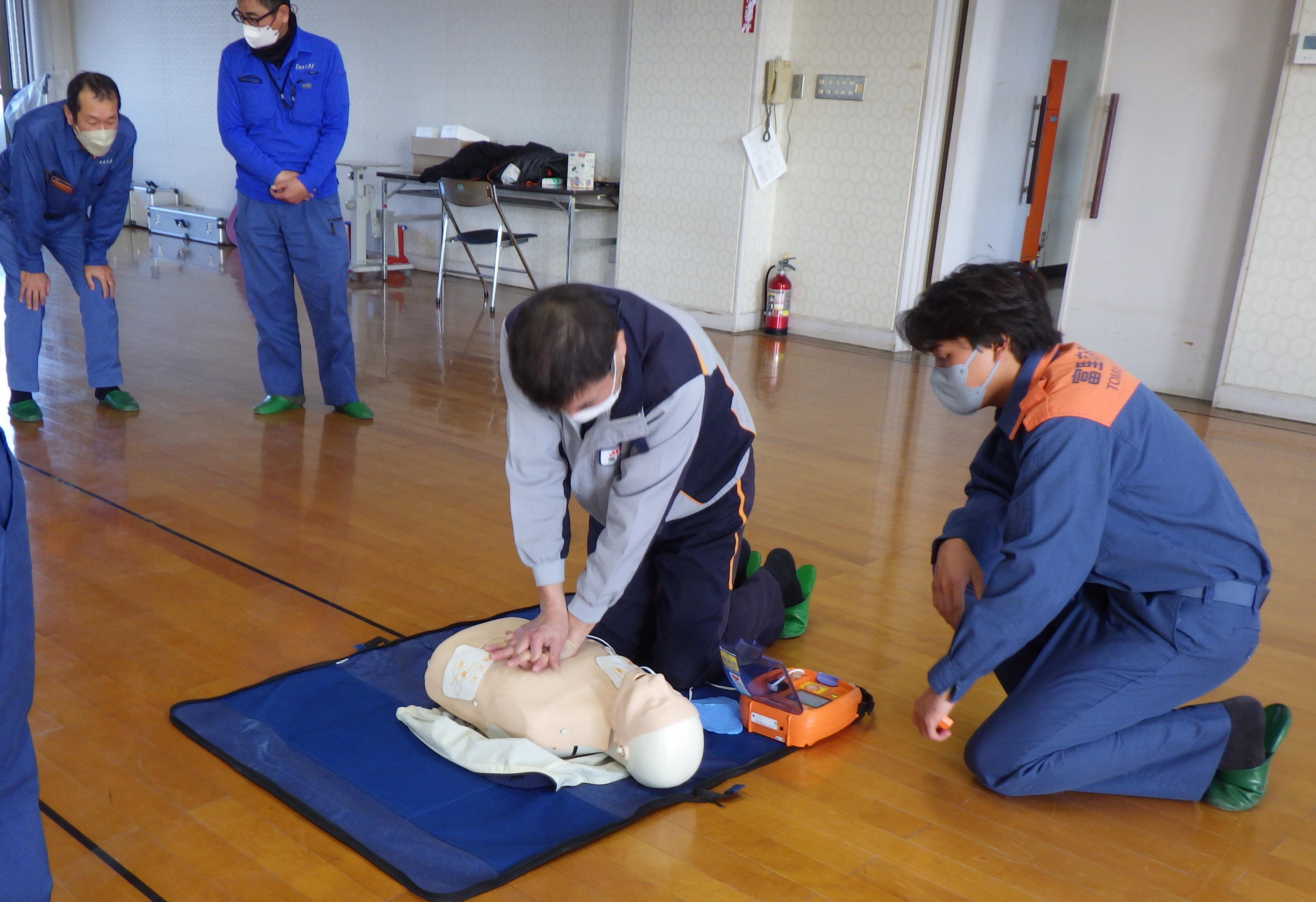 AEDを装着後の胸骨圧迫訓練実技の様子