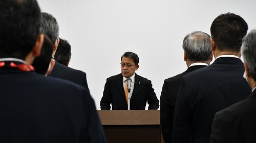 仕事始め式で、幹部職員に訓示する五十嵐市長