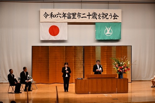 壇上で祝辞を述べる五十嵐市長