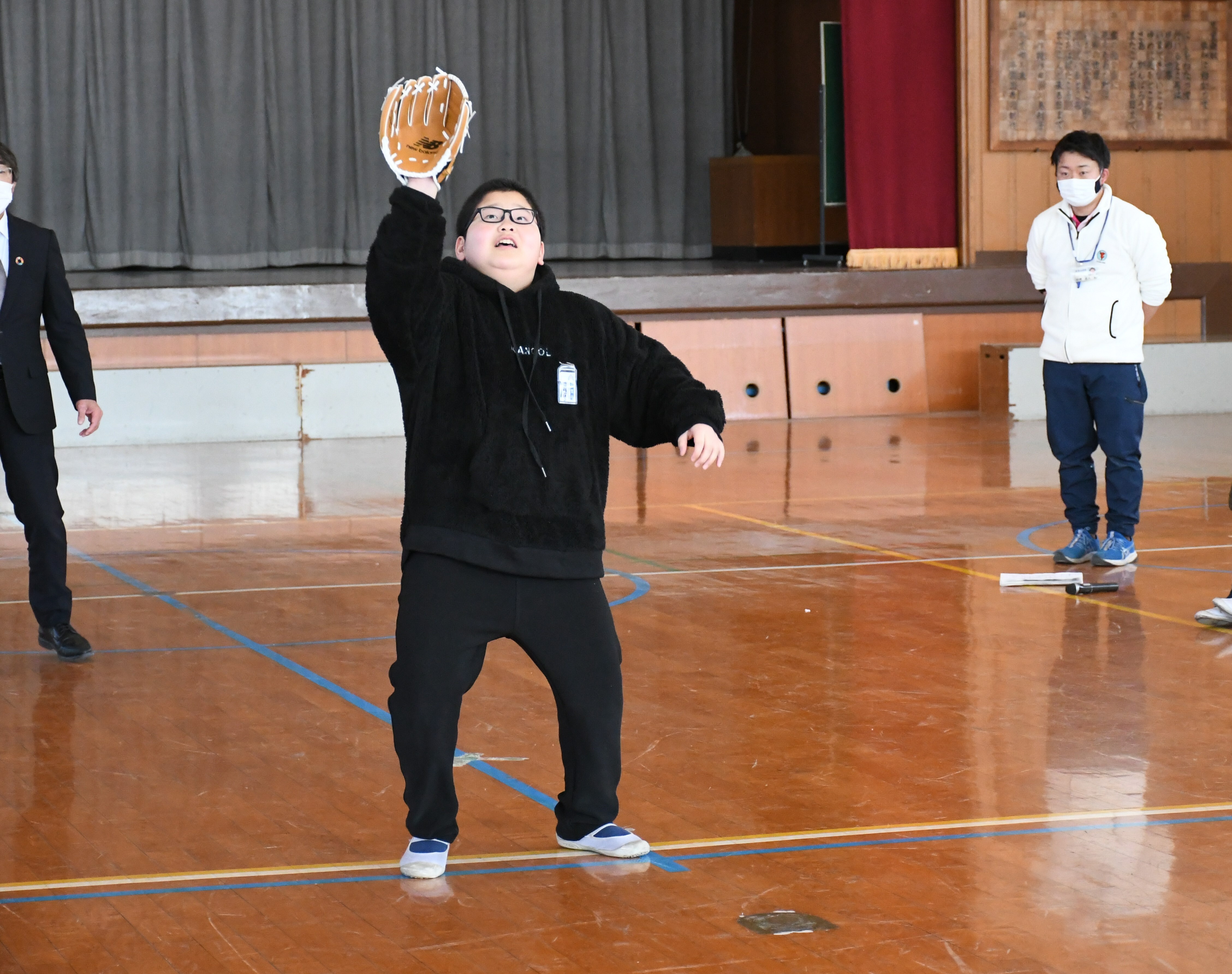 グローブを付けた男子児童