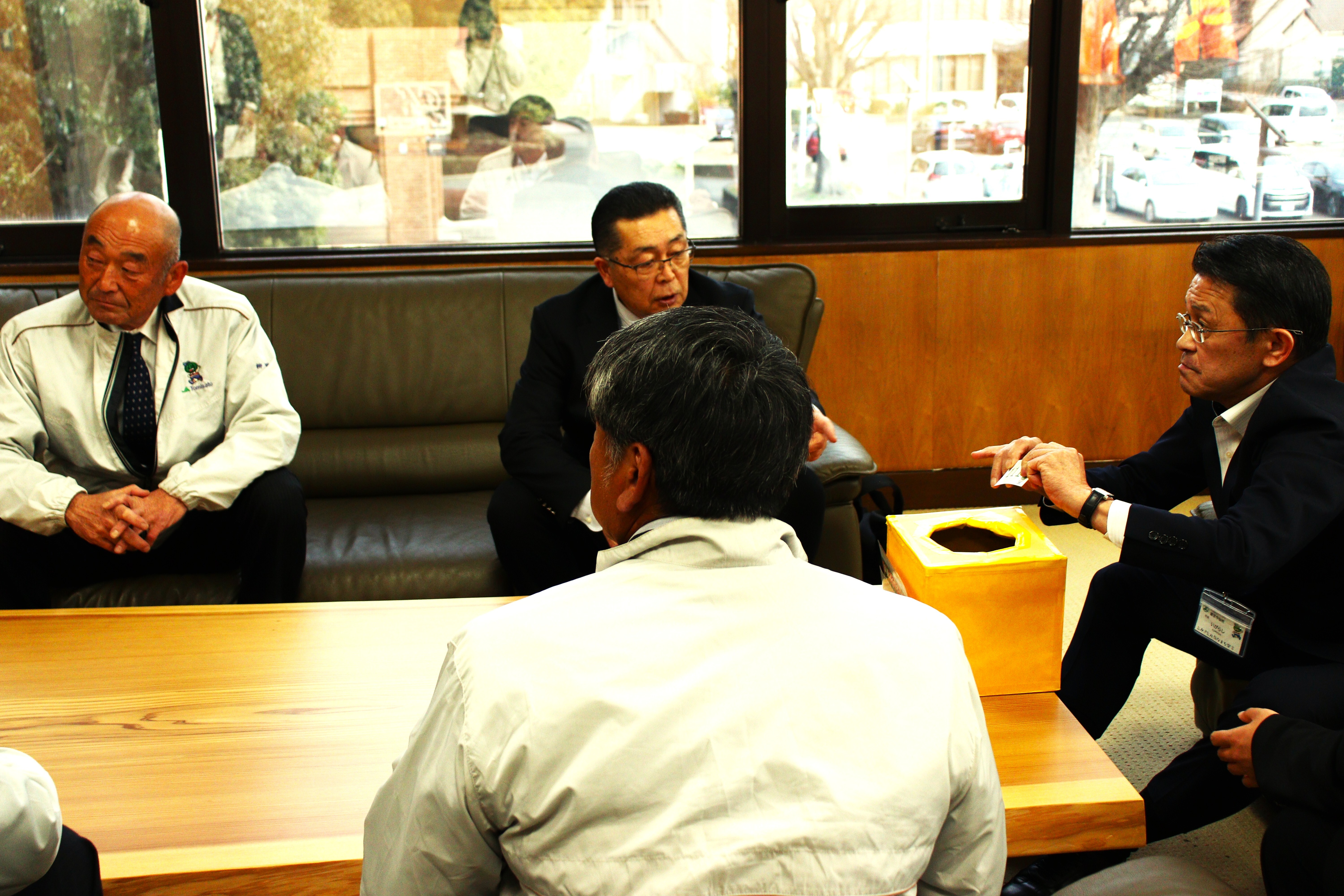 五十嵐市長が抽選しています