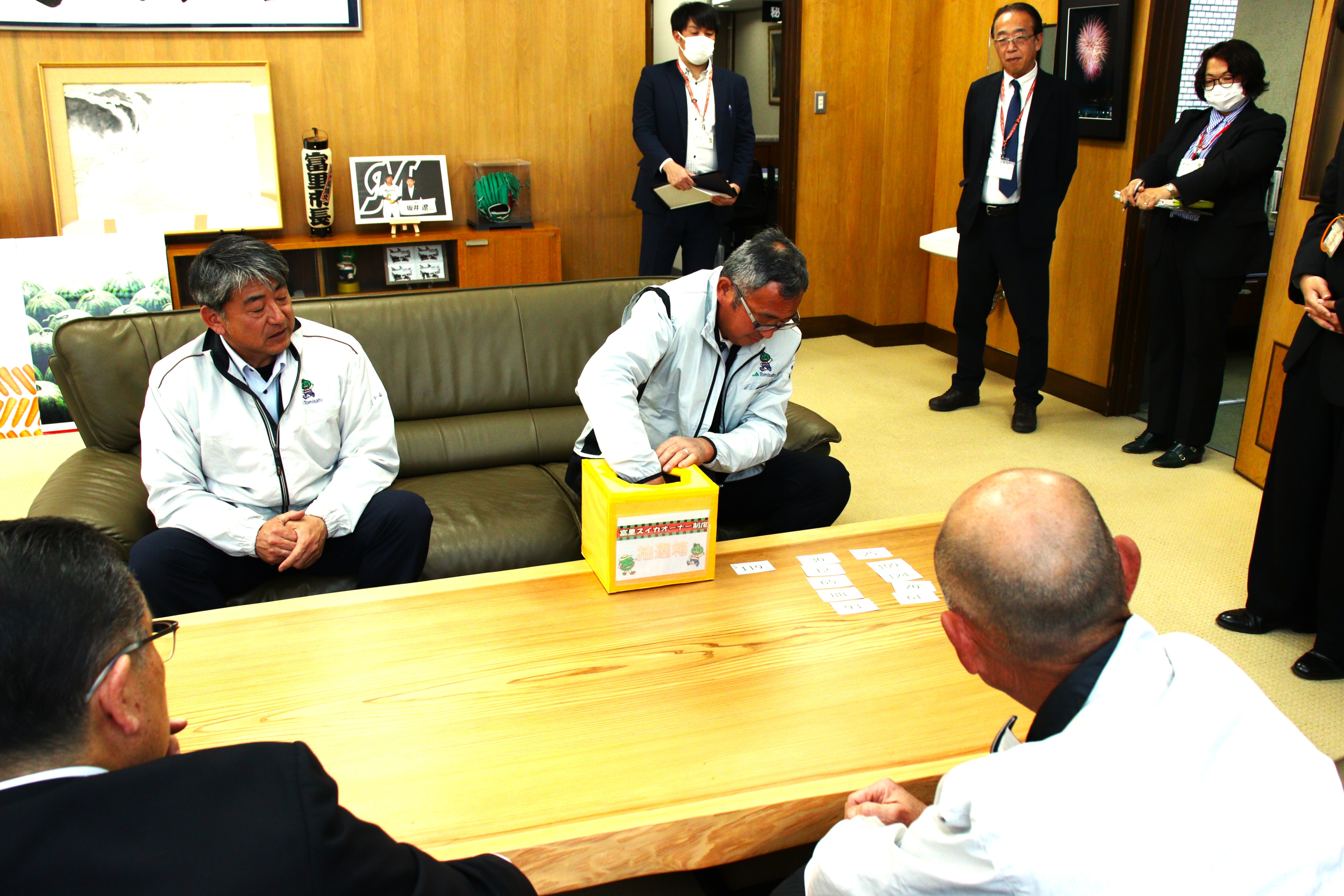 JA富里市西瓜部の方が抽選しています