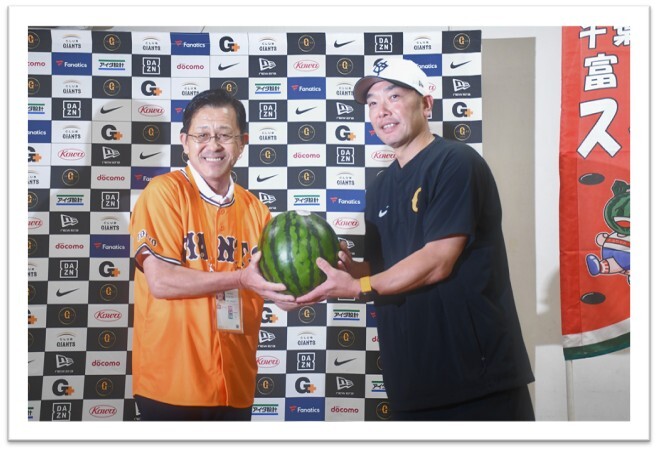 五十嵐市長から阿部監督へすいかの贈呈