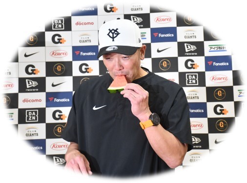 すいかを試食する阿部監督