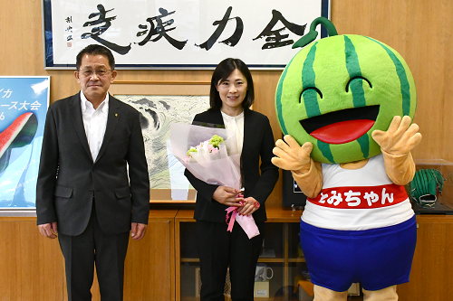 五十嵐市長、前川様、とみちゃんの記念写真