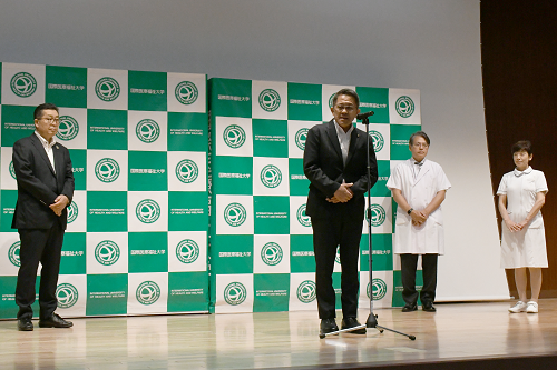 国際医療福祉大学成田病院でのすいか贈呈の様子