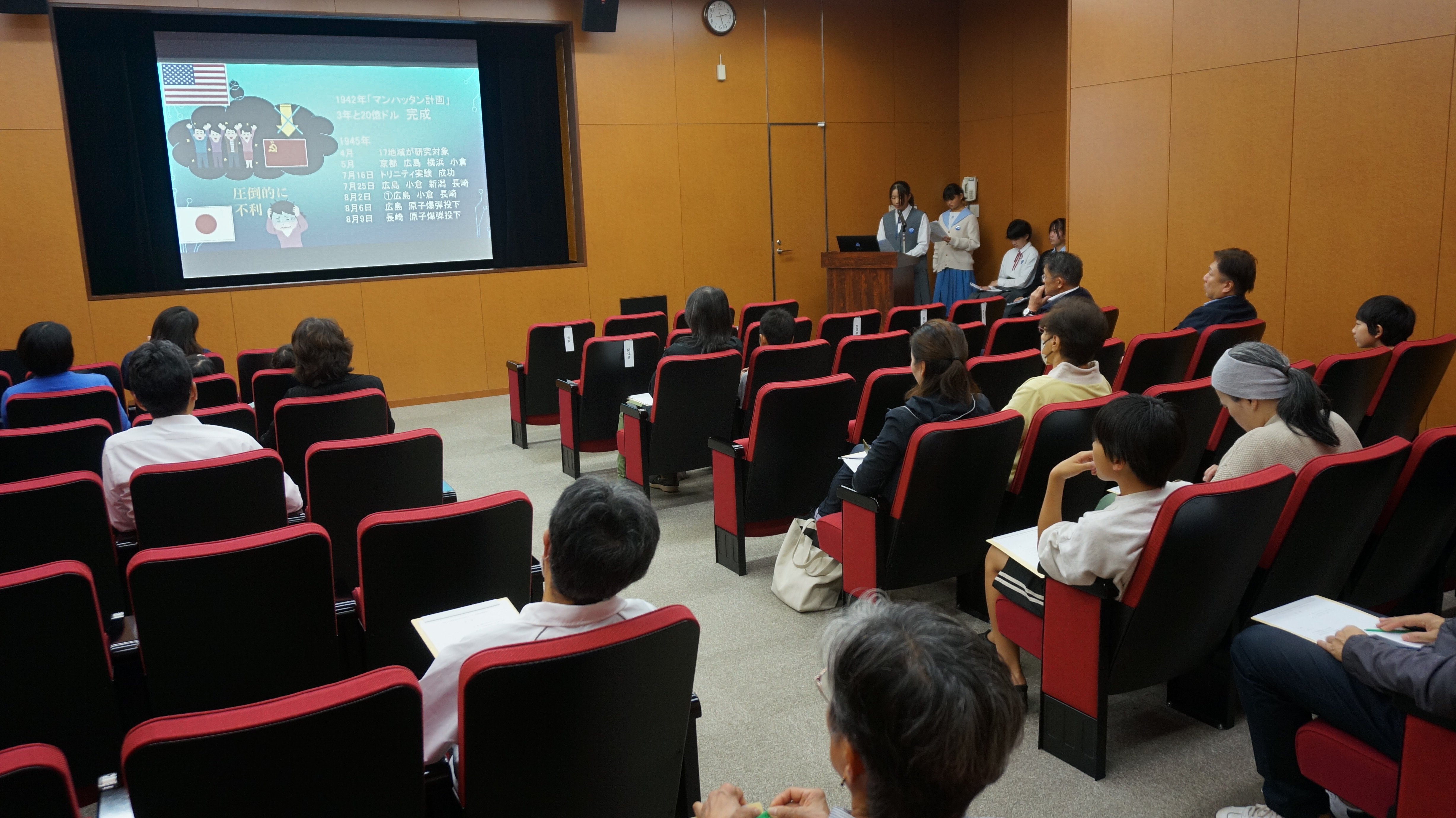 平和学習リーダーが発表している様子