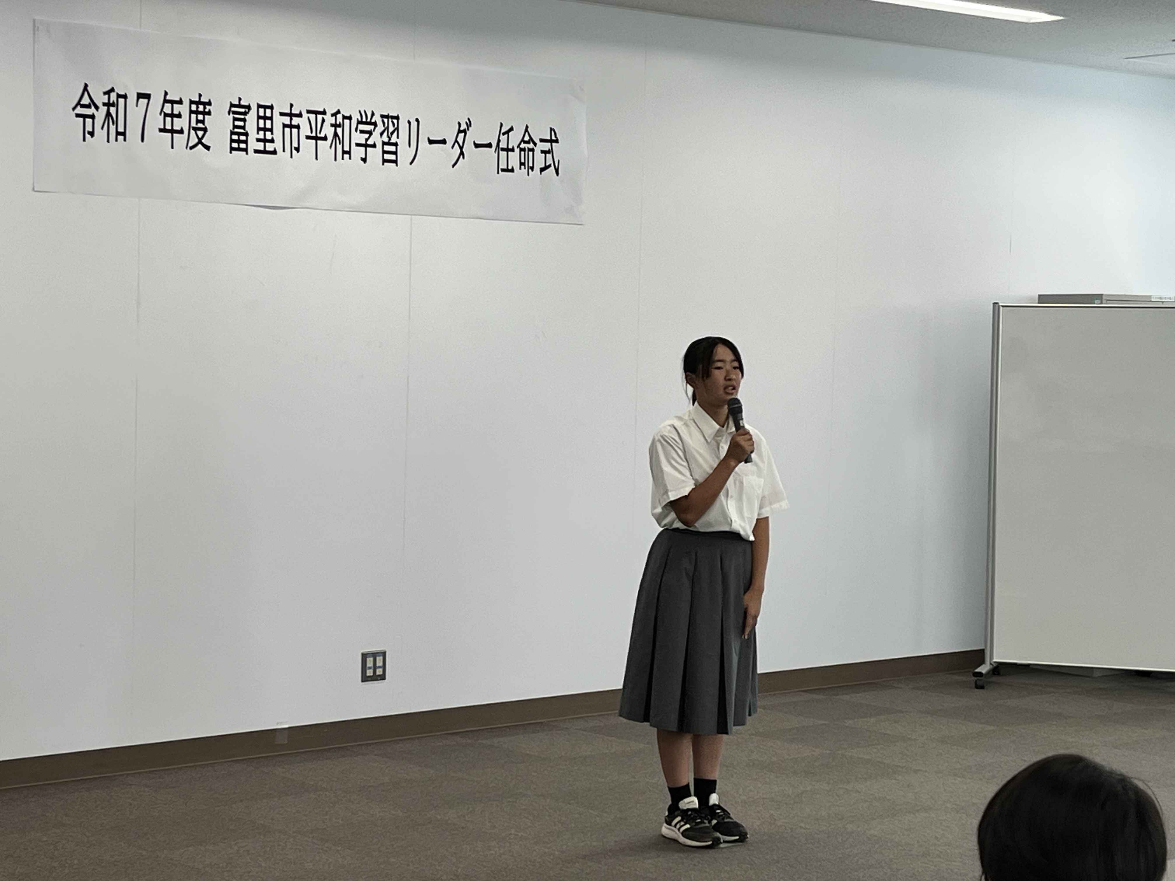 平和学習リーダーが自己紹介している様子