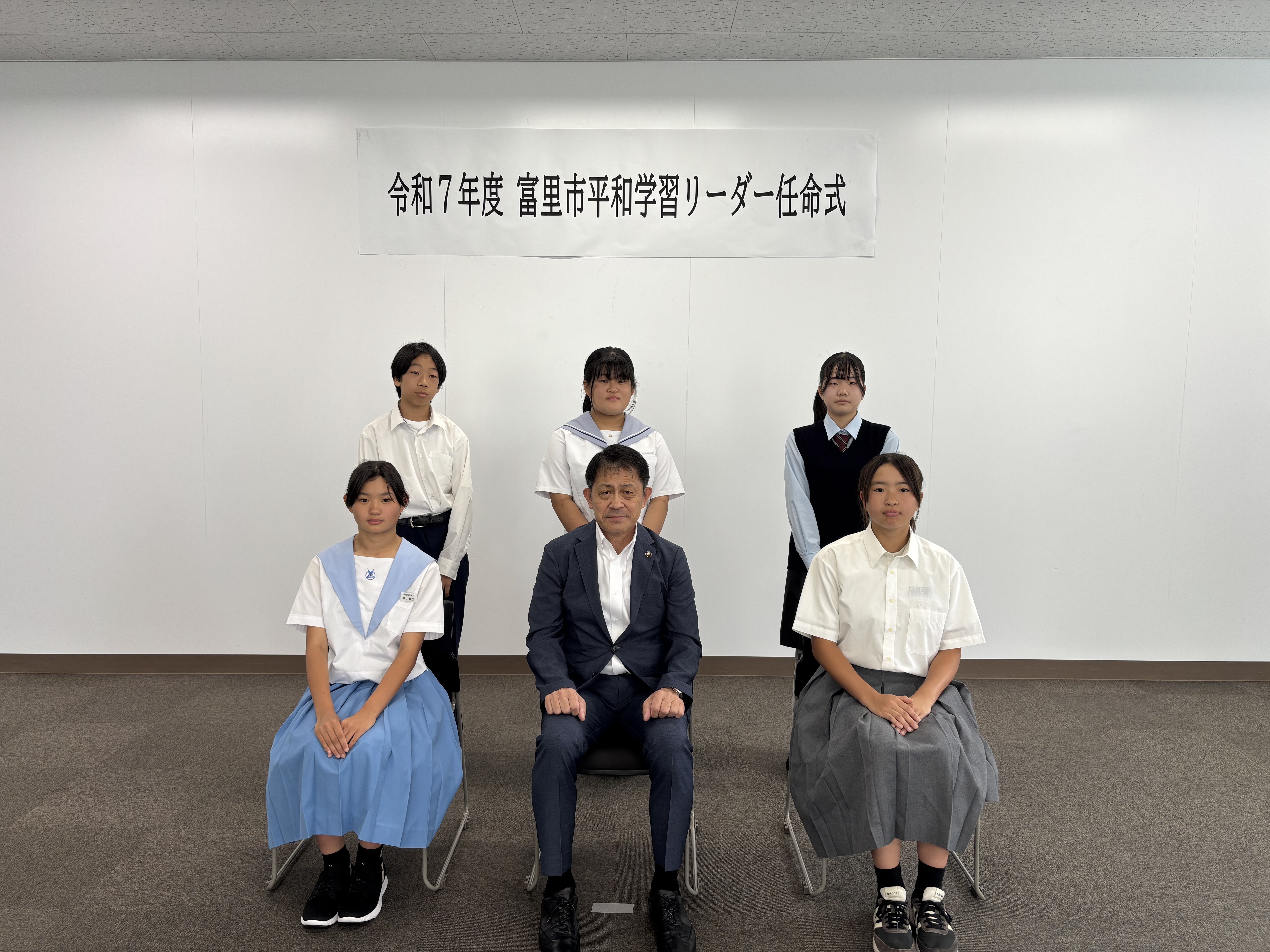 市長と平和学習リーダーの集合写真