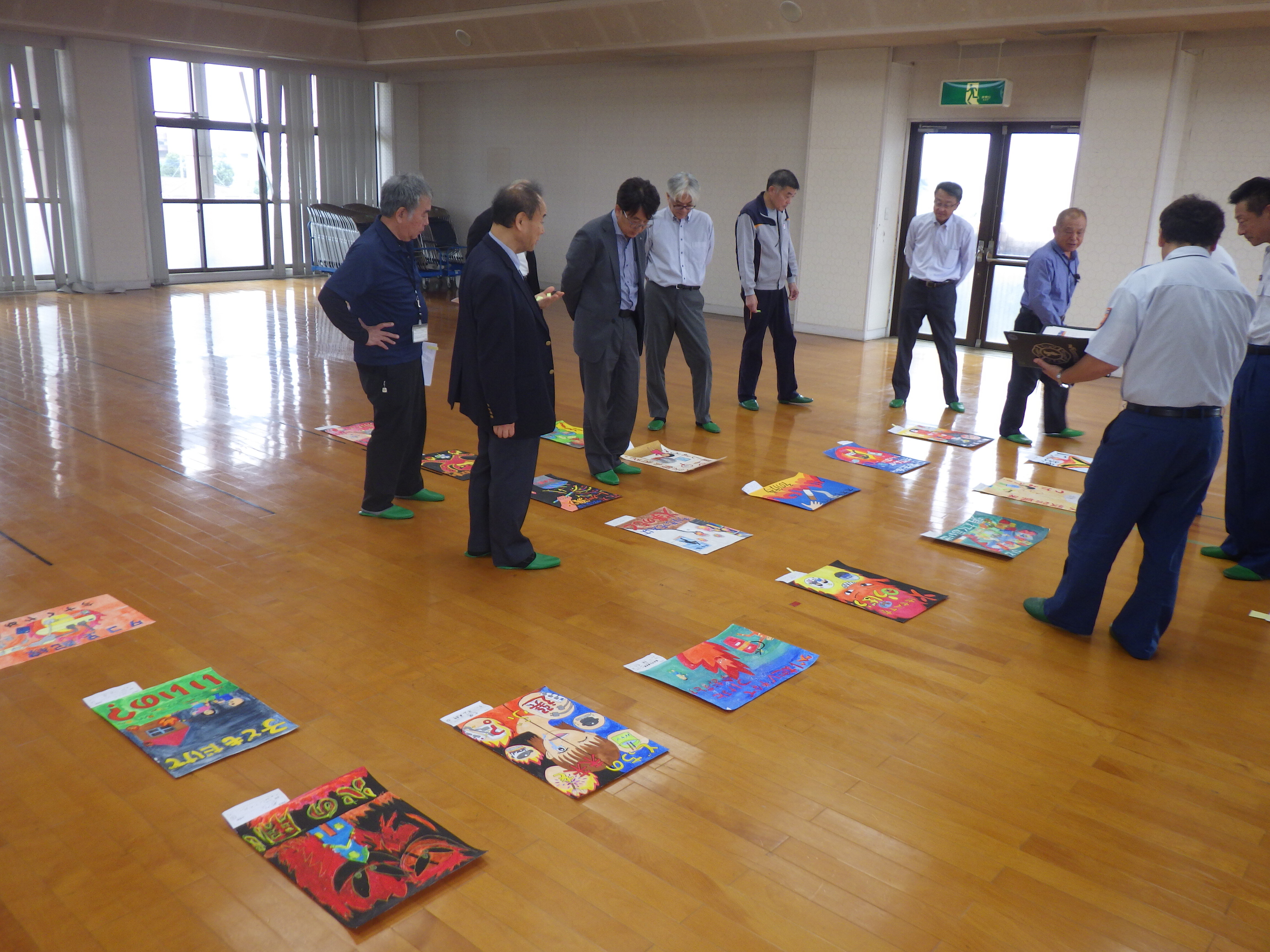 防火ポスターの審査の様子