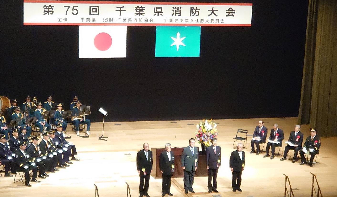 壇上で紹介される秋葉政則さん