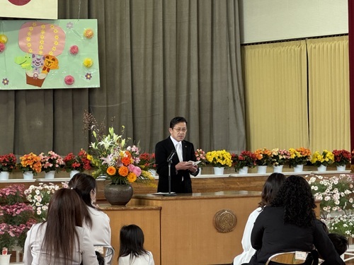 浩養幼稚園入園式で祝辞を述べる五十嵐市長