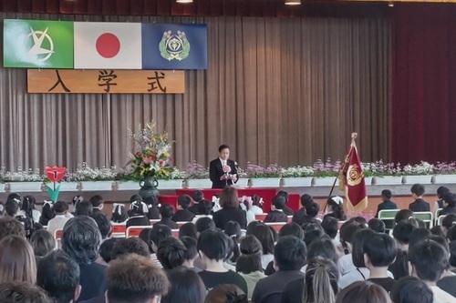 南小学校入学式で祝辞を述べる五十嵐市長