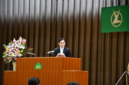 富里南中学校入学式で祝辞を述べる五十嵐市長