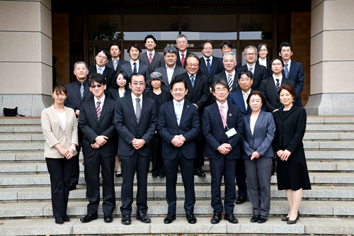第21期青少年相談員の皆様と五十嵐市長の集合写真
