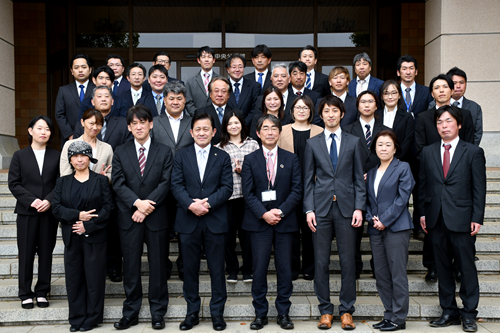 第22期青少年相談員の皆様と五十嵐市長の集合写真