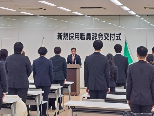 新規採用職員に訓示する五十嵐市長