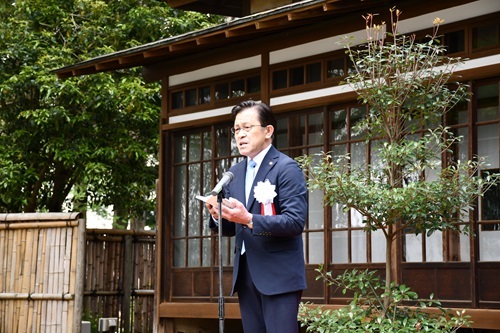 一般公開記念式典で式辞を述べる五十嵐市長