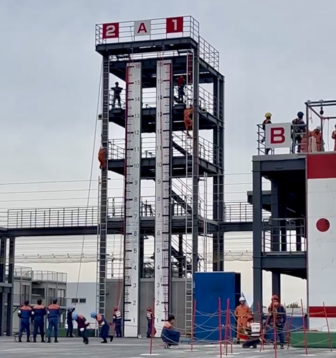 はしご登はんの様子