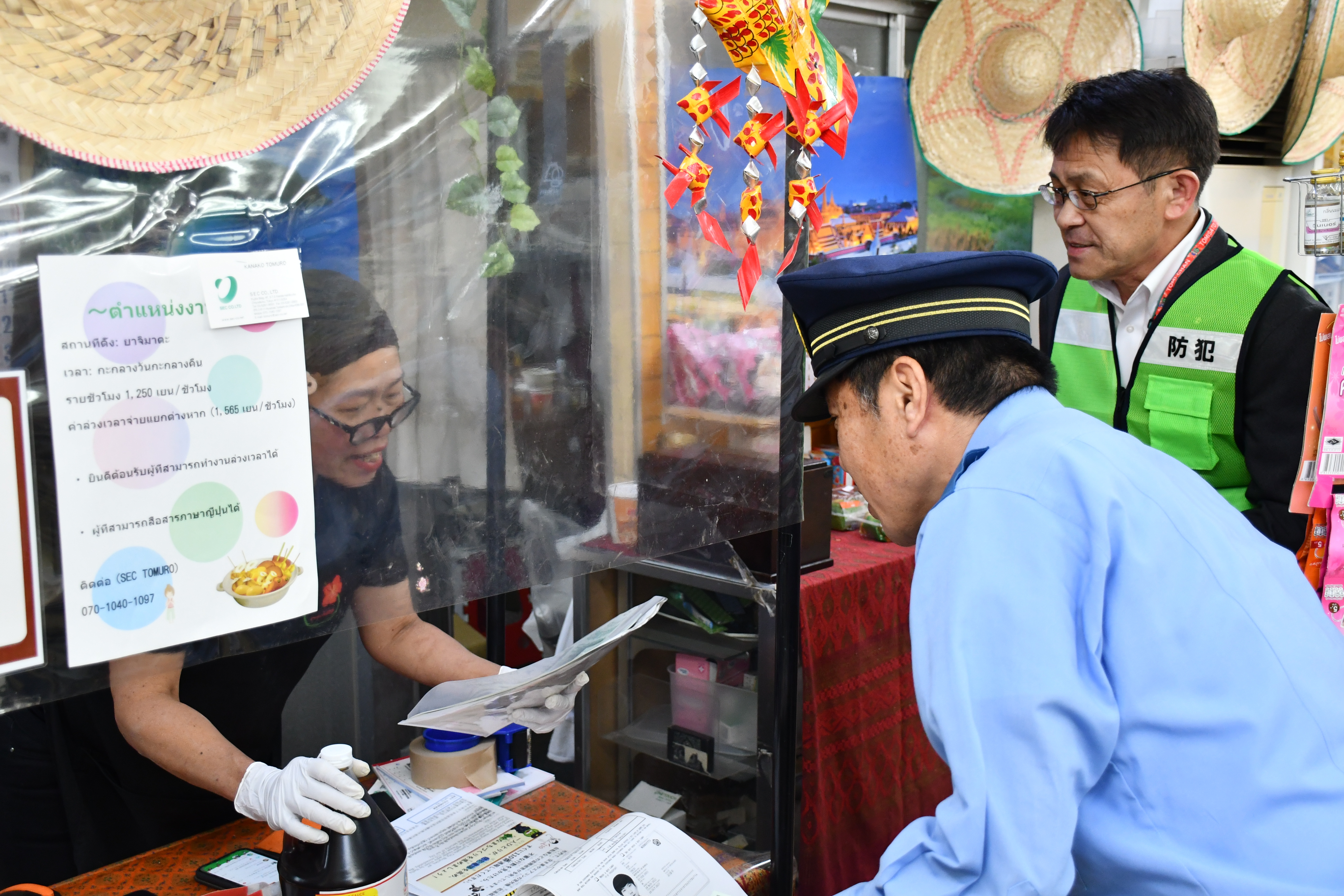 外国人市民が多く利用する店舗などへ防犯関係チラシを配布