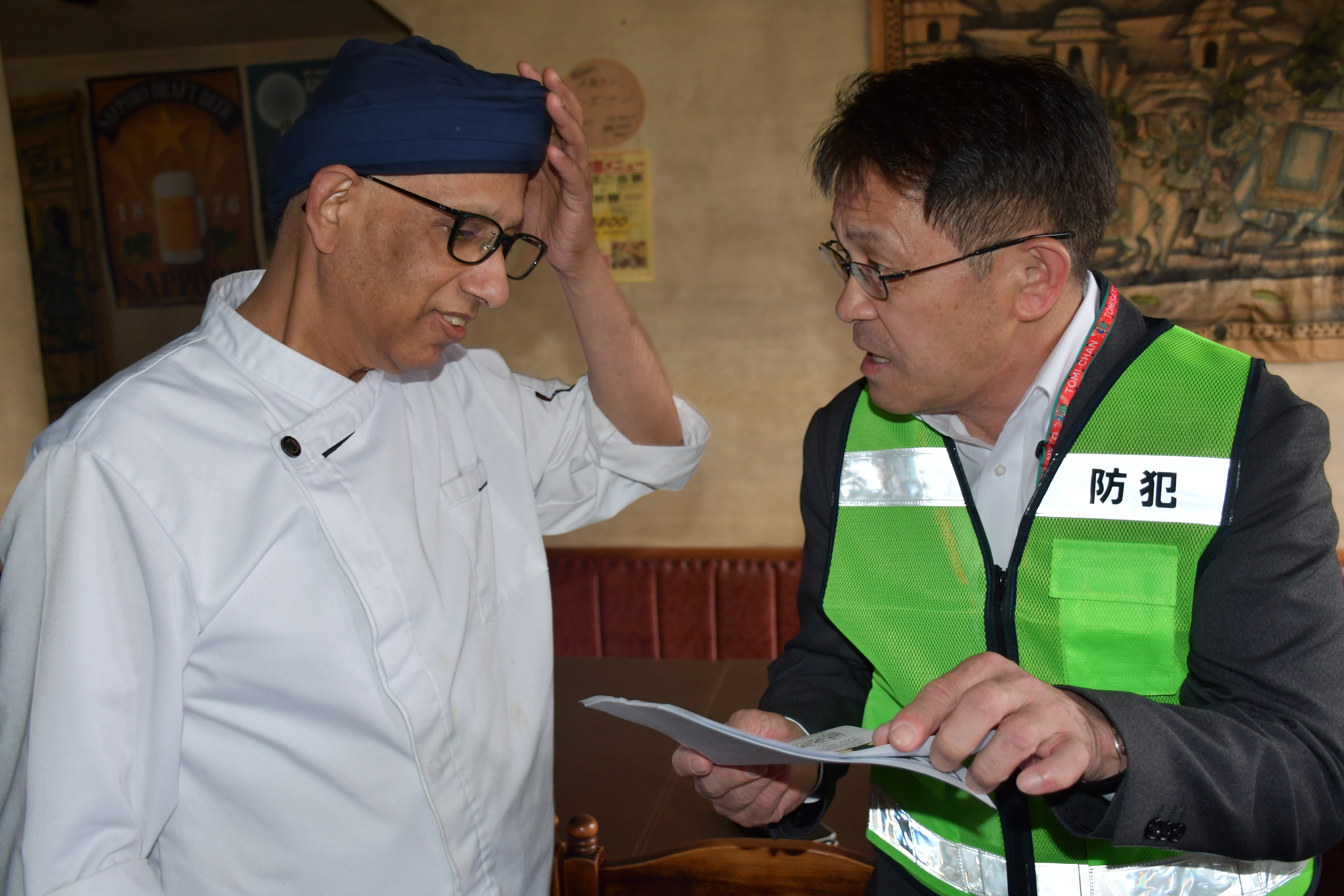 外国人市民が多く利用する店舗などへ防犯関係チラシを配布2