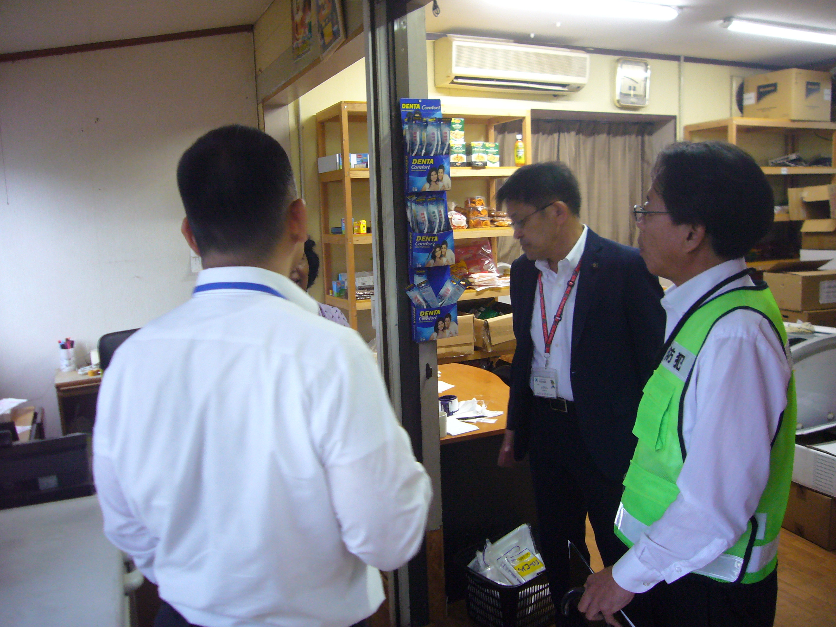 外国人が多く利用する店舗へ防犯関係のチラシを配布2
