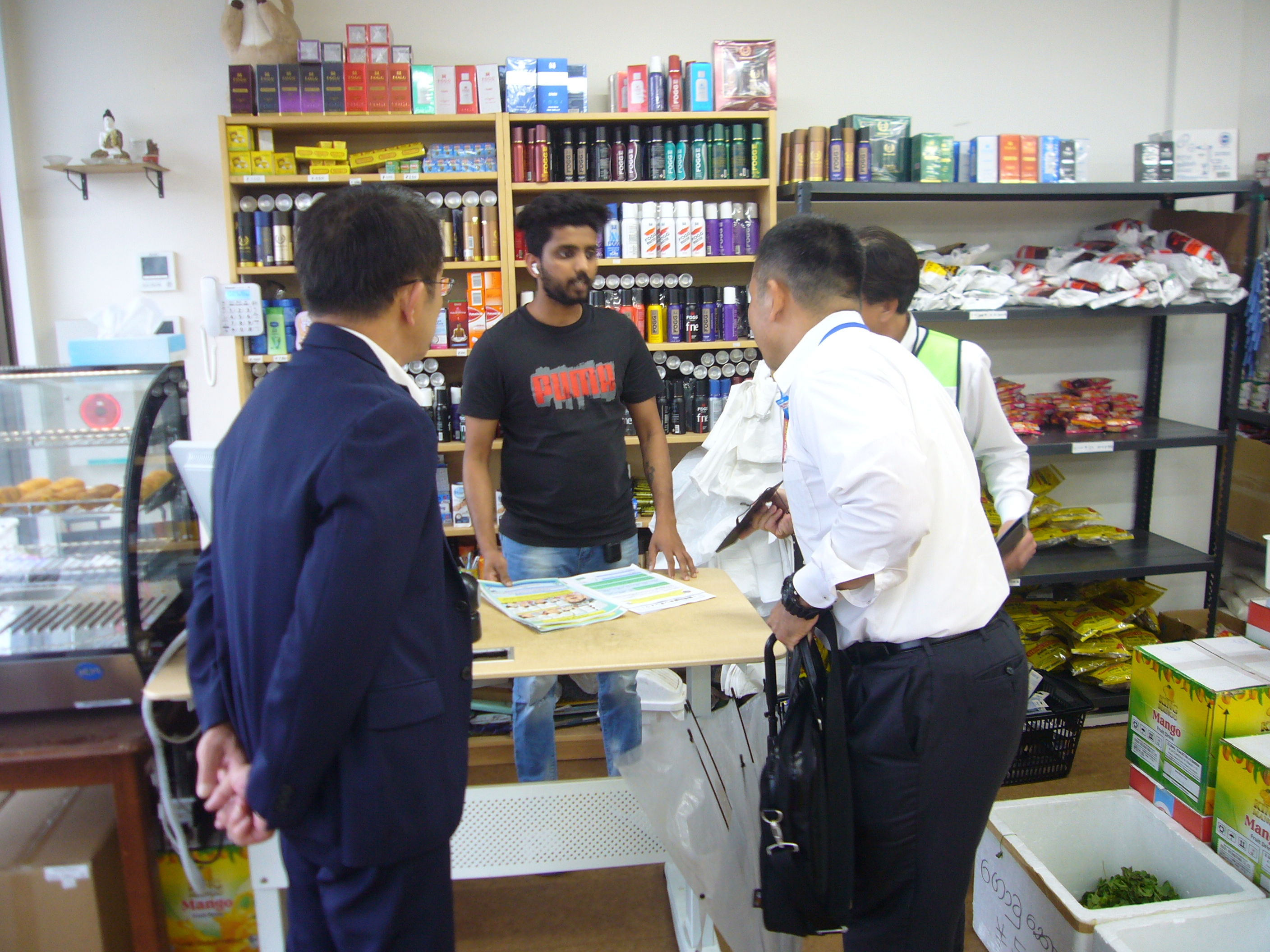 外国人が多く利用する店舗へ防犯関係のチラシを配布3