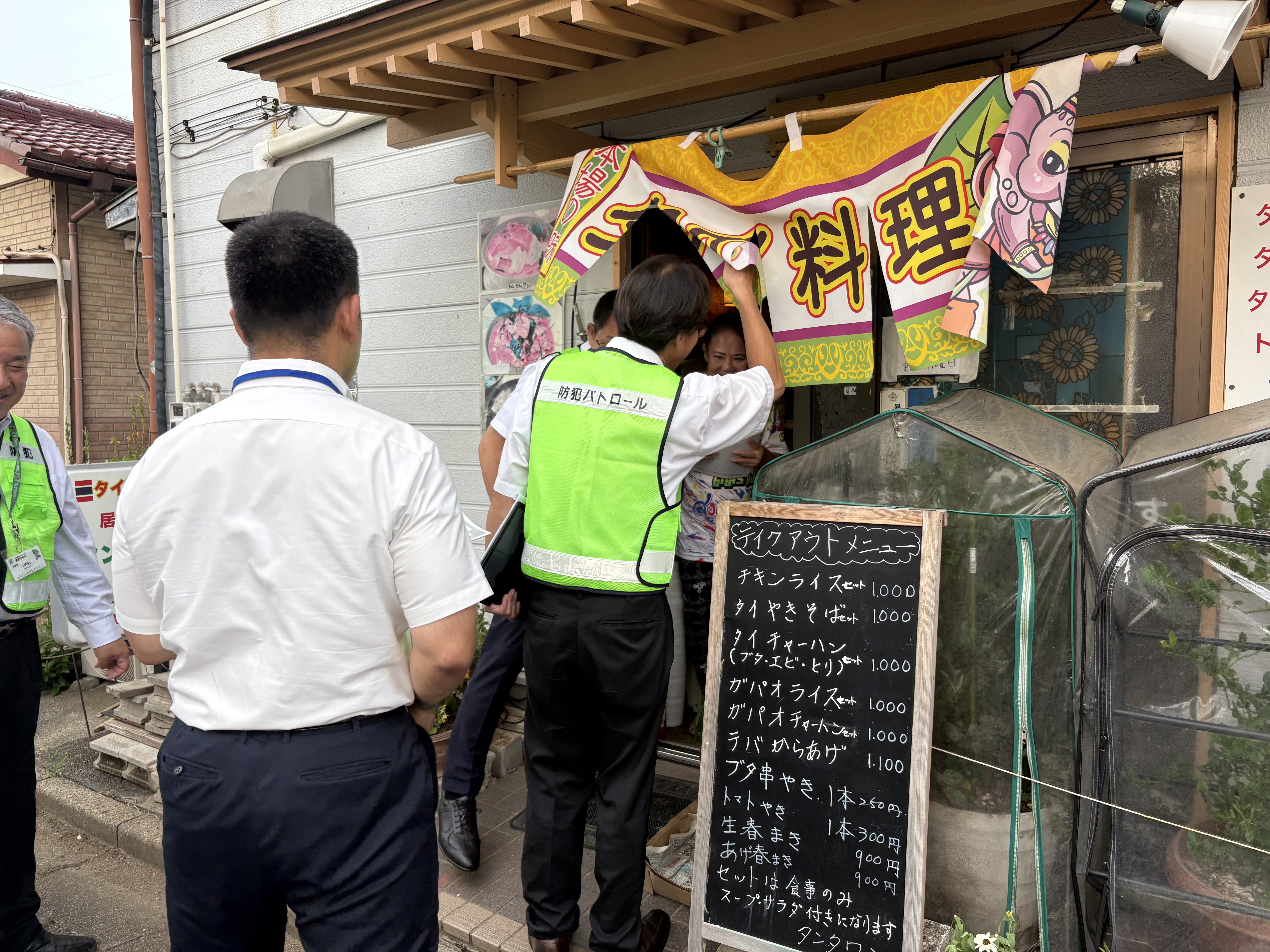 外国人が多く利用する店舗へ防犯関係のチラシを配布5
