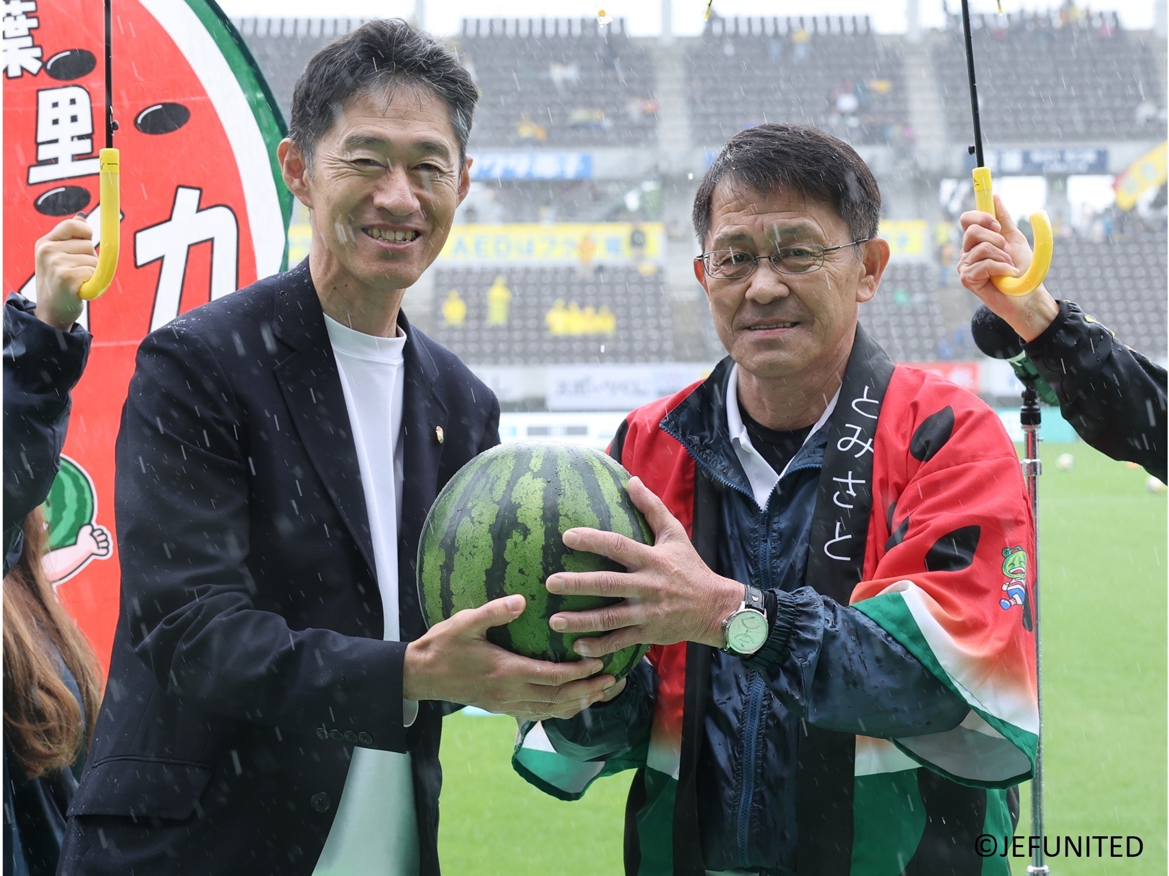 ジェフユナイテッド(株)島田代表取締役社長(左)と五十嵐市長