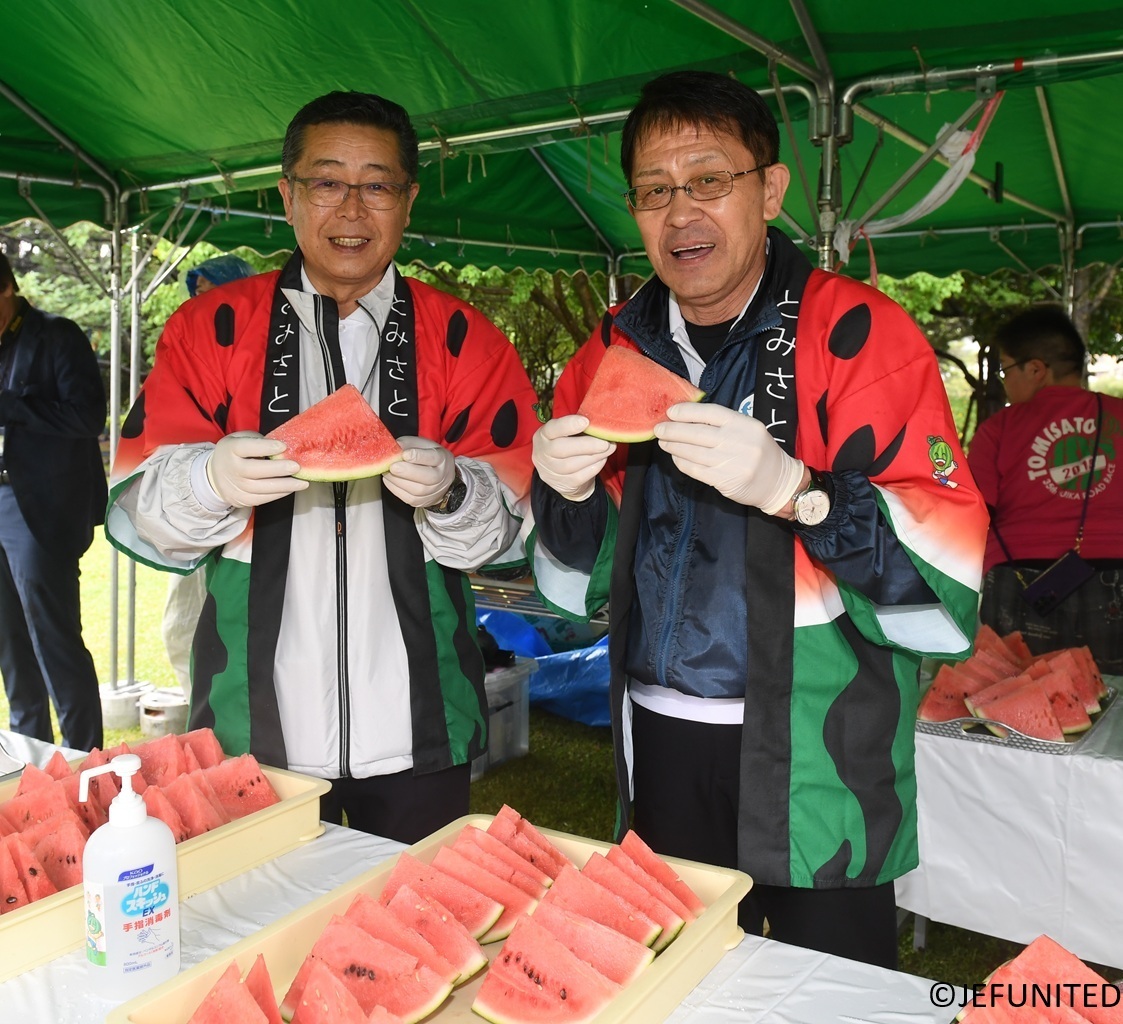 富里すいかを配布している根本組合長(左)と五十嵐市長